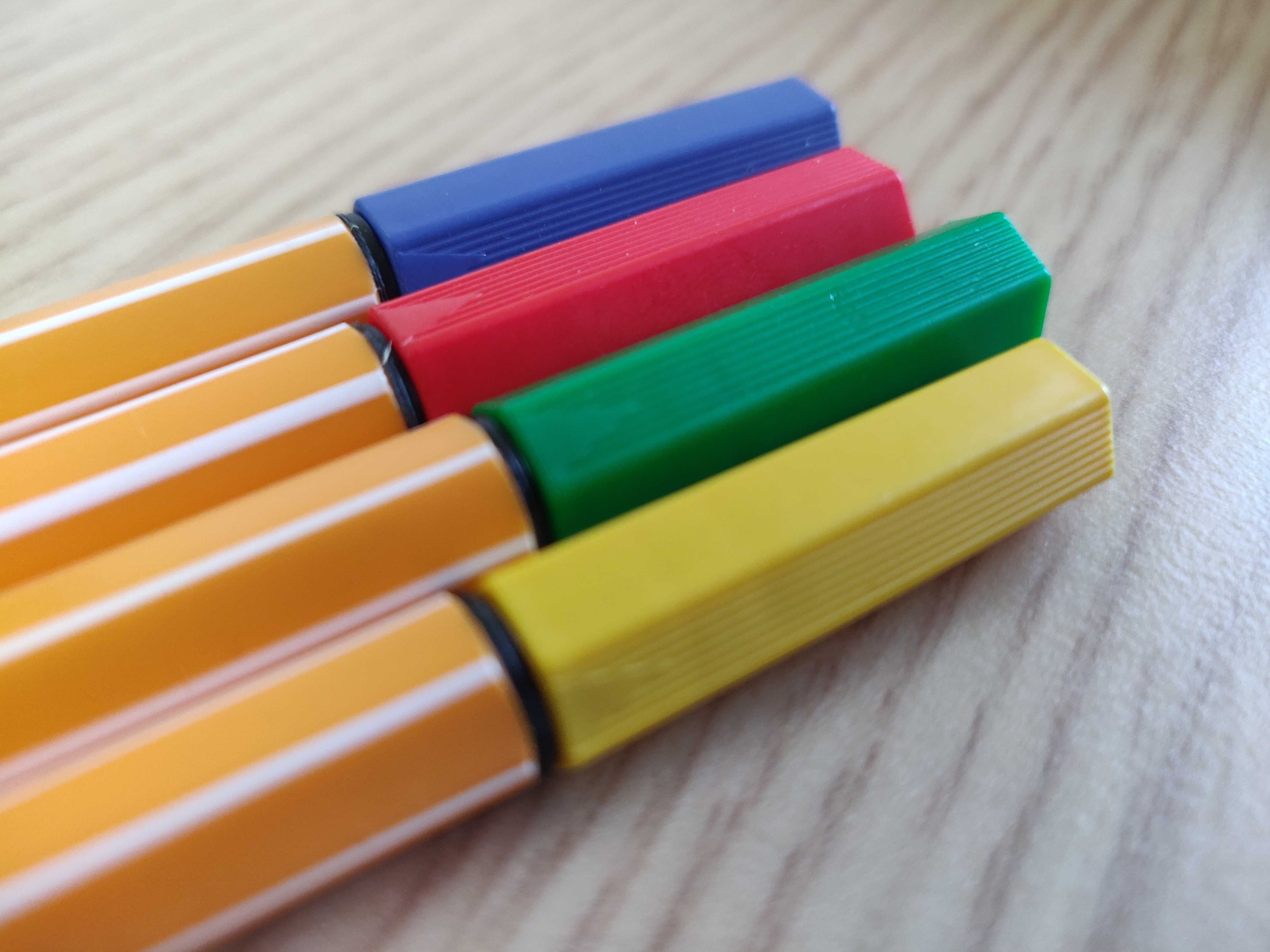 Vier unterschiedliche Farben, aber identische Stiftform