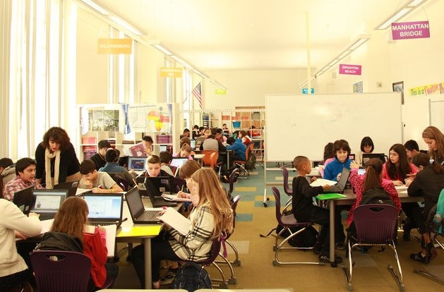 Lehrer*innen der School of One in New York machen vor, wie das digitale Klassenzimmer aussehen kann .