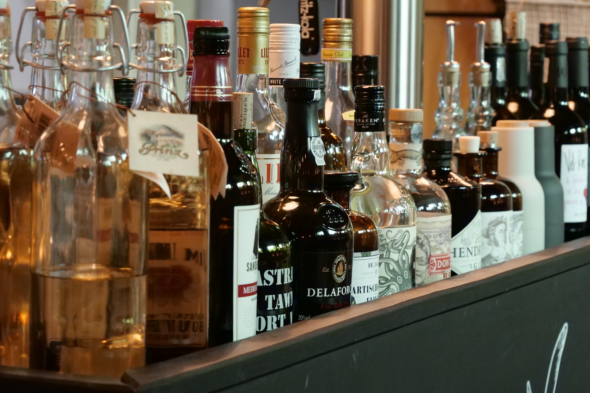 Alkoholflaschen in einer Bar