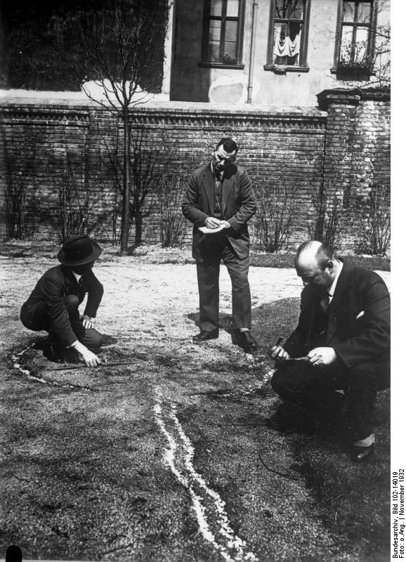 Spurensicherung an einem Tatort mit Kampfplatz und Schleifspuren, Hochschule für Kriminalisten, Berlin 1932