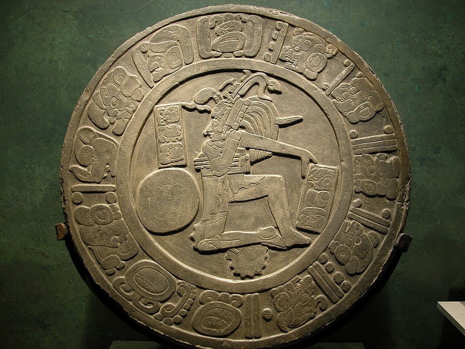 Marcador maya del juego de pelota, recuperado del sitio de Chinkultic y fechado en 591 d. C., con una representación finamente incisa de Hun Hunahpú, el padre de los Héroes Gemelos.