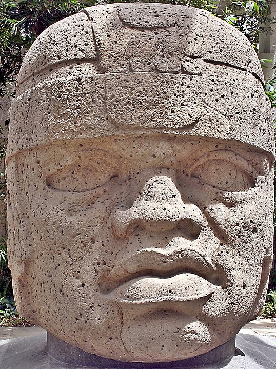 Cabeza olmeca etiquetada como número 1 en el museo de antropología de Xalapa, también conocida como el rey. Fué encontrada en San Lorenzo Tenochtitlán, sitio arqueológico localizado en Texistepec, Veracruz, México. Data de 1200 a 900 años a.C. y tiene 2.9m de altura por 2.1m de ancho.