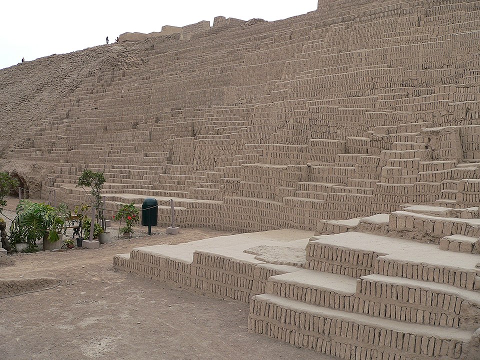 Huaca Pucllana en el distrito de Miraflores, en Lima - Perú