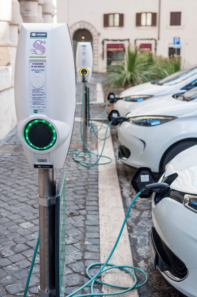 "Elektro-Autos in Rom" by wuestenigel is licensed under CC BY 2.0