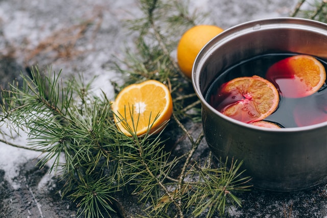 Mulled Wine with twigs and oranges