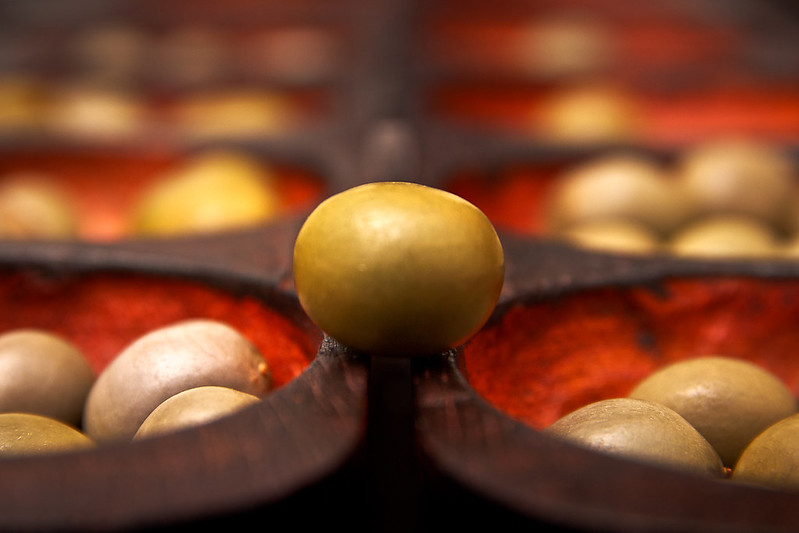 Awalé Spielbrett [ siehe Quelle - CC BY-SA 20   ]