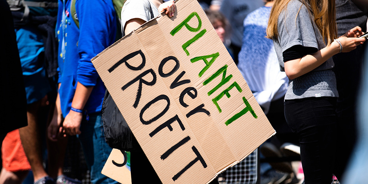 "Planet statt Profit"- Immer mehr Menschen protestieren für eine nachhaltigere Wirtschaft (Unsplash)
