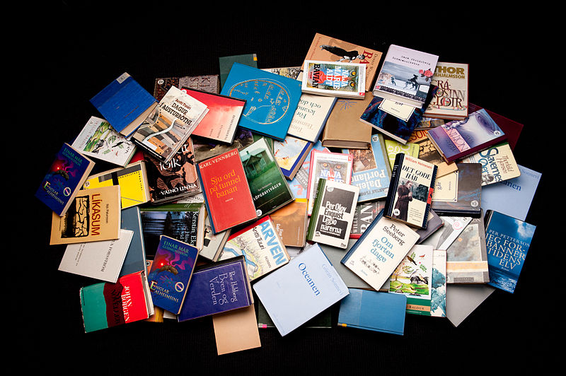 Diverse Bücher auf dem Boden