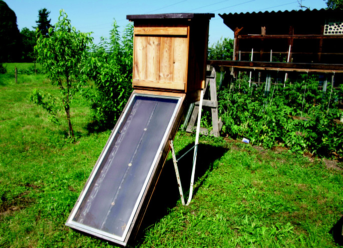 Abb.3: Wetterfester Solartrockner aus Altbaustoffen